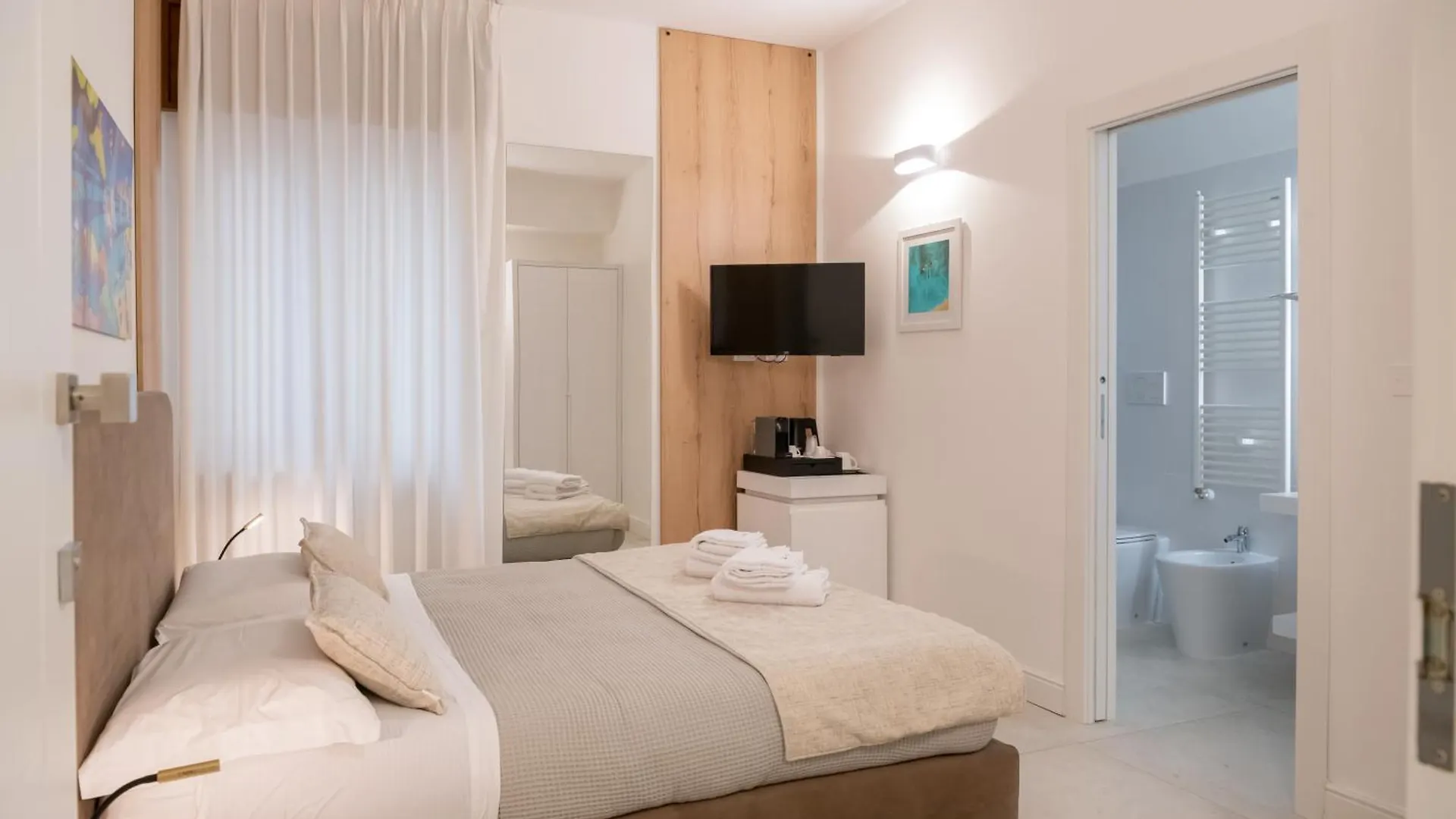 Lo Studio Di Viale Lo Re Camere & Caffe' Lecce Guest house